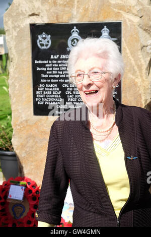 Shobdon Flugplatz, Herefordshire, England. 11. September 2016. Frau Joan Walpole einer ehemaligen WAAF basierend auf RAF Shobdon jetzt im Alter von 95 Jahren präsentiert das neue Kriegerdenkmal auf dem ehemaligen Flugplatz RAF Shobdon. Das Denkmal ehrt die Männer und Frauen der Nr. 5 Gleitschirm Training School, an RAF Shobdon 1942 gebildet. Die ausgebildeten Piloten fuhr fort, in die Glider Pilot Regiment dienen und nehmen Teil an den Operationen in Norwegen, Sizilien, d-Day, Arnheim und die Überquerung des Rheins in Deutschland. Bildnachweis: Steven Mai / Alamy Live News Stockfoto