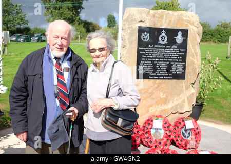 Shobdon Flugplatz, Herefordshire, England. 11. September 2016. Sgt Alun Richards zusammen mit seiner Frau Delphine. Sgt Richards und Tauchtrainer mit Nr. 5 Gleitschirm Training School an RAF Shobdon 1944 Segelflugzeug. Die ausgebildeten Piloten fuhr fort, in die Glider Pilot Regiment dienen und agierte in Niederlassungen in Norwegen, Sizilien, d-Day, Arnheim und die Überquerung des Rheins in Deutschland. Stockfoto