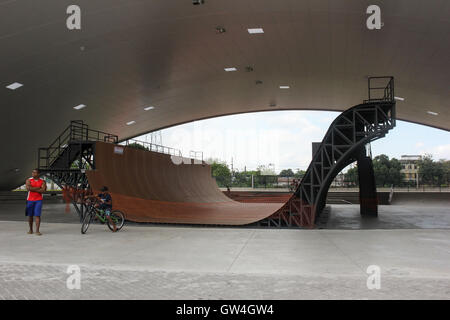 Rio De Janeiro, Brasilien, 10. September 2016: Madureira Park hält der weltweit größten öffentlichen half-Pipe Skate-Park, entworfen von X Games World Champion Bob Burnquist, der brasilianischen Skater mit dem größten Gewinn Datensatz in den Sport. Die half-Pipe-Struktur besteht aus Metall und besondere. Seine Dimensionen sind beeindruckend: 18,7 Meter breit, 25 Meter lang und 5,70 Meter hoch. Freuen Sie sich auf verschiedene Ebenen, abwechslungsreiche Geschwindigkeiten ermöglicht. Die gesamte Anlage wird durch eine Struktur mit 3,500 m ², dass attached to it. einen Gemeinschaftsbereich mit genügend Platz, um die Tribüne eingerichtet, während der Wettkämpfe haben abgedeckt. In e Stockfoto