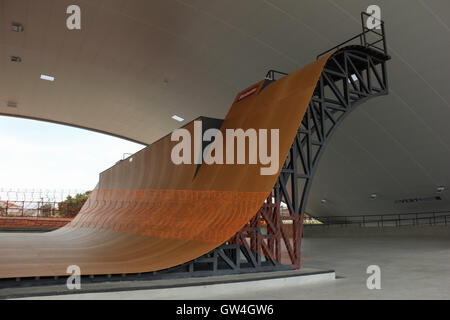 Rio De Janeiro, Brasilien, 10. September 2016: Madureira Park hält der weltweit größten öffentlichen half-Pipe Skate-Park, entworfen von X Games World Champion Bob Burnquist, der brasilianischen Skater mit dem größten Gewinn Datensatz in den Sport. Die half-Pipe-Struktur besteht aus Metall und besondere. Seine Dimensionen sind beeindruckend: 18,7 Meter breit, 25 Meter lang und 5,70 Meter hoch. Freuen Sie sich auf verschiedene Ebenen, abwechslungsreiche Geschwindigkeiten ermöglicht. Die gesamte Anlage wird durch eine Struktur mit 3,500 m ², dass attached to it. einen Gemeinschaftsbereich mit genügend Platz, um die Tribüne eingerichtet, während der Wettkämpfe haben abgedeckt. In e Stockfoto