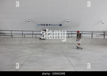 Rio De Janeiro, Brasilien, 10. September 2016: Madureira Park hält der weltweit größten öffentlichen half-Pipe Skate-Park, entworfen von X Games World Champion Bob Burnquist, der brasilianischen Skater mit dem größten Gewinn Datensatz in den Sport. Die half-Pipe-Struktur besteht aus Metall und besondere. Seine Dimensionen sind beeindruckend: 18,7 Meter breit, 25 Meter lang und 5,70 Meter hoch. Freuen Sie sich auf verschiedene Ebenen, abwechslungsreiche Geschwindigkeiten ermöglicht. Die gesamte Anlage wird durch eine Struktur mit 3,500 m ², dass attached to it. einen Gemeinschaftsbereich mit genügend Platz, um die Tribüne eingerichtet, während der Wettkämpfe haben abgedeckt. In e Stockfoto