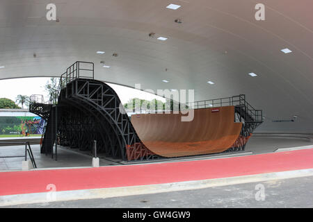 Rio De Janeiro, Brasilien, 10. September 2016: Madureira Park hält der weltweit größten öffentlichen half-Pipe Skate-Park, entworfen von X Games World Champion Bob Burnquist, der brasilianischen Skater mit dem größten Gewinn Datensatz in den Sport. Die half-Pipe-Struktur besteht aus Metall und besondere. Seine Dimensionen sind beeindruckend: 18,7 Meter breit, 25 Meter lang und 5,70 Meter hoch. Freuen Sie sich auf verschiedene Ebenen, abwechslungsreiche Geschwindigkeiten ermöglicht. Die gesamte Anlage wird durch eine Struktur mit 3,500 m ², dass attached to it. einen Gemeinschaftsbereich mit genügend Platz, um die Tribüne eingerichtet, während der Wettkämpfe haben abgedeckt. In e Stockfoto