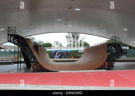 Rio De Janeiro, Brasilien, 10. September 2016: Madureira Park hält der weltweit größten öffentlichen half-Pipe Skate-Park, entworfen von X Games World Champion Bob Burnquist, der brasilianischen Skater mit dem größten Gewinn Datensatz in den Sport. Die half-Pipe-Struktur besteht aus Metall und besondere. Seine Dimensionen sind beeindruckend: 18,7 Meter breit, 25 Meter lang und 5,70 Meter hoch. Freuen Sie sich auf verschiedene Ebenen, abwechslungsreiche Geschwindigkeiten ermöglicht. Die gesamte Anlage wird durch eine Struktur mit 3,500 m ², dass attached to it. einen Gemeinschaftsbereich mit genügend Platz, um die Tribüne eingerichtet, während der Wettkämpfe haben abgedeckt. In e Stockfoto