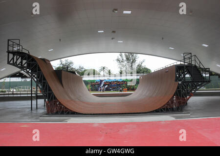 Rio De Janeiro, Brasilien, 10. September 2016: Madureira Park hält der weltweit größten öffentlichen half-Pipe Skate-Park, entworfen von X Games World Champion Bob Burnquist, der brasilianischen Skater mit dem größten Gewinn Datensatz in den Sport. Die half-Pipe-Struktur besteht aus Metall und besondere. Seine Dimensionen sind beeindruckend: 18,7 Meter breit, 25 Meter lang und 5,70 Meter hoch. Freuen Sie sich auf verschiedene Ebenen, abwechslungsreiche Geschwindigkeiten ermöglicht. Die gesamte Anlage wird durch eine Struktur mit 3,500 m ², dass attached to it. einen Gemeinschaftsbereich mit genügend Platz, um die Tribüne eingerichtet, während der Wettkämpfe haben abgedeckt. In e Stockfoto