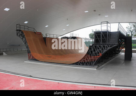 Rio De Janeiro, Brasilien, 10. September 2016: Madureira Park hält der weltweit größten öffentlichen half-Pipe Skate-Park, entworfen von X Games World Champion Bob Burnquist, der brasilianischen Skater mit dem größten Gewinn Datensatz in den Sport. Die half-Pipe-Struktur besteht aus Metall und besondere. Seine Dimensionen sind beeindruckend: 18,7 Meter breit, 25 Meter lang und 5,70 Meter hoch. Freuen Sie sich auf verschiedene Ebenen, abwechslungsreiche Geschwindigkeiten ermöglicht. Die gesamte Anlage wird durch eine Struktur mit 3,500 m ², dass attached to it. einen Gemeinschaftsbereich mit genügend Platz, um die Tribüne eingerichtet, während der Wettkämpfe haben abgedeckt. In e Stockfoto