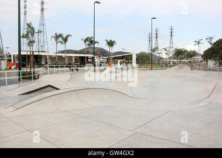 Rio De Janeiro, Brasilien, 10. September 2016: Madureira Park hält der weltweit größten öffentlichen half-Pipe Skate-Park, entworfen von X Games World Champion Bob Burnquist, der brasilianischen Skater mit dem größten Gewinn Datensatz in den Sport. Die half-Pipe-Struktur besteht aus Metall und besondere. Seine Dimensionen sind beeindruckend: 18,7 Meter breit, 25 Meter lang und 5,70 Meter hoch. Freuen Sie sich auf verschiedene Ebenen, abwechslungsreiche Geschwindigkeiten ermöglicht. Die gesamte Anlage wird durch eine Struktur mit 3,500 m ², dass attached to it. einen Gemeinschaftsbereich mit genügend Platz, um die Tribüne eingerichtet, während der Wettkämpfe haben abgedeckt. In e Stockfoto