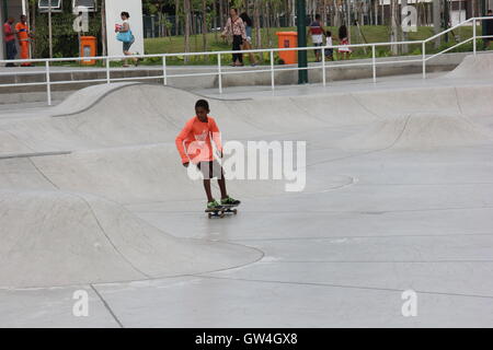 Rio De Janeiro, Brasilien, 10. September 2016: Madureira Park hält der weltweit größten öffentlichen half-Pipe Skate-Park, entworfen von X Games World Champion Bob Burnquist, der brasilianischen Skater mit dem größten Gewinn Datensatz in den Sport. Die half-Pipe-Struktur besteht aus Metall und besondere. Seine Dimensionen sind beeindruckend: 18,7 Meter breit, 25 Meter lang und 5,70 Meter hoch. Freuen Sie sich auf verschiedene Ebenen, abwechslungsreiche Geschwindigkeiten ermöglicht. Die gesamte Anlage wird durch eine Struktur mit 3,500 m ², dass attached to it. einen Gemeinschaftsbereich mit genügend Platz, um die Tribüne eingerichtet, während der Wettkämpfe haben abgedeckt. In e Stockfoto