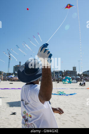 Sydney, Australien. 11. September 2016. Ein Teilnehmer fliegt einen Drachen am Bondi Beach in Sydney, Australien, 11. September 2016. Australiens größte Drachenfliegen Festival, Festival der Winde, startete am Bondi Beach in Sydney am Sonntag. Das Festival lockte viele lokale und internationale Drachenflieger zu zeigen ihre handgefertigten Kreationen und kite Flugkünste. Bildnachweis: Xinhua/Alamy Live-Nachrichten Stockfoto