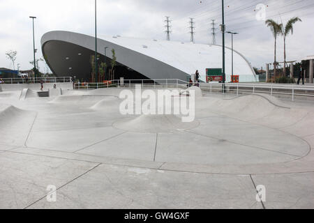 Rio De Janeiro, Brasilien, 10. September 2016: Madureira Park hält der weltweit größten öffentlichen half-Pipe Skate-Park, entworfen von X Games World Champion Bob Burnquist, der brasilianischen Skater mit dem größten Gewinn Datensatz in den Sport. Die half-Pipe-Struktur besteht aus Metall und besondere. Seine Dimensionen sind beeindruckend: 18,7 Meter breit, 25 Meter lang und 5,70 Meter hoch. Freuen Sie sich auf verschiedene Ebenen, abwechslungsreiche Geschwindigkeiten ermöglicht. Die gesamte Anlage wird durch eine Struktur mit 3,500 m ², dass attached to it. einen Gemeinschaftsbereich mit genügend Platz, um die Tribüne eingerichtet, während der Wettkämpfe haben abgedeckt. In e Stockfoto