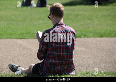 London, UK. 11. September 2016. Die Menschen genießen die Hitzewelle im Alexandra Palace, North London. UK wird voraussichtlich in einer dreitägigen Hitzewelle mit heißesten September-Tag des Landes seit mehr als 50 Jahren erwartet Sonnen. Bildnachweis: Dinendra Haria/Alamy Live-Nachrichten Stockfoto