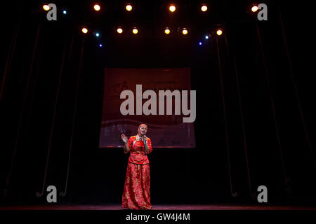 (160912) - BUENOS AIRES, Sept. 12, 2016 (Xinhua)--Kandidat Luisina Mendoza führt während des Wettbewerbs "Sing auf Chinesisch" in Buenos Aires, Argentinien am 10. September 2016. (Xinhua/Martin Zabala) (Nxl) Stockfoto