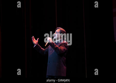 (160912) - BUENOS AIRES, Sept. 12, 2016 (Xinhua)--Kandidat Diego Couturier führt während des Wettbewerbs "Sing auf Chinesisch" in Buenos Aires, Argentinien am 10. September 2016.  (Xinhua/Martin Zabala) (Nxl) Stockfoto