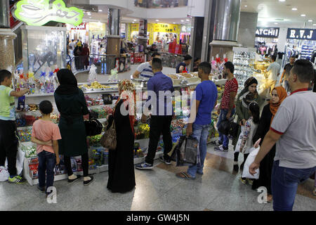 11. September 2016 - Hebron, Westjordanland, Palästina - Palästinenser Shop auf einem Markt vor dem Eid al-Adha-Festival in der West Bank von Hebron am 11. September 2016 (Credit-Bild: © Wisam Hashlamoun/APA Bilder über ZUMA Draht) Stockfoto