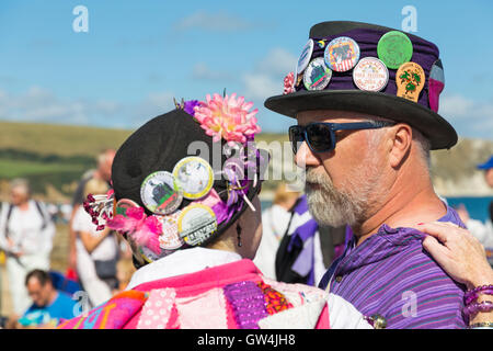 Swanage, Dorset, UK, 11. September 2016. Menschenmassen strömen in den zweiten Tag der Swanage Folk Festival auf einem herrlich warmen sonnigen Tag der Tanzgruppen und Musik entlang der Küste zu sehen. Morris Dancers, Mitglieder der Guith Morris. Credit: Carolyn Jenkins/Alamy leben Nachrichten Stockfoto