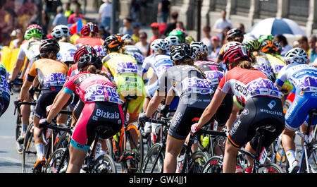 Madrid, Spanien. 11. September 2016. Peloton fährt während des Tages-Rennens der UCI Women World Tour "Madrid Challenge" am 11. September 2016 in Madrid, Spanien. Bildnachweis: David Gato/Alamy Live-Nachrichten Stockfoto