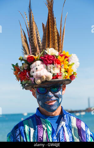 Swanage, Dorset, Großbritannien. 11. Sep 2016. Menschenmassen strömen in den zweiten Tag der Swanage Folk Festival auf einem herrlich warmen sonnigen Tag der Tanzgruppen und Musik entlang der Küste zu sehen. Morris Tänzerin, Mitglied des Exmoor Grenze Morris Gruppe. Credit: Carolyn Jenkins/Alamy leben Nachrichten Stockfoto