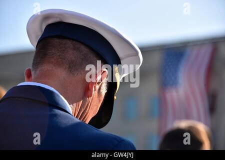 Arlington, Virginia, USA. 11. September 2016. Küstenwache Kommandant Admiral Paul Zukunft neigt seinen Kopf während einer Zeremonie anlässlich des 15. Jahrestages des 9/11 Terroranschläge im Pentagon 11. September 2016 in Arlington, Virginia. Bildnachweis: Planetpix/Alamy Live-Nachrichten Stockfoto