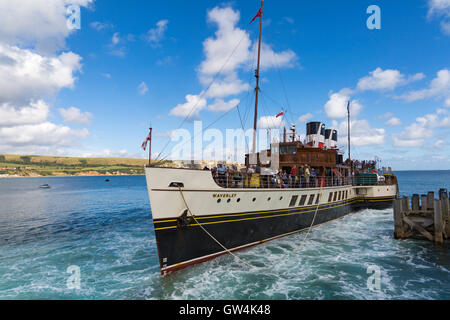 Swanage, Dorset, Großbritannien, 11. September 2016. UK Wetter: Herrlich warm sonnigen Tag als Besucher auf den Swanage Strand und das Meer, um die Sonne am Meer zu genießen. Ein schöner Tag für eine Fahrt mit dem Waverley Paddeldampfer in Swanage Bay. Quelle: Carolyn Jenkins/Alamy Live News Stockfoto