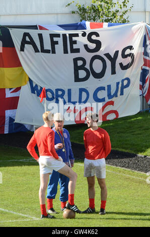 Das Goodwood Revival. Eines der Themen der Veranstaltung 2016 war das WM-Finale 1966 Stockfoto