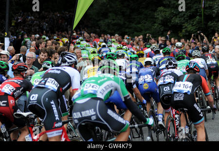 Bristol, UK, 10. September 2016. Die Tour of Britain, Stufe 7 b Bristol Rundkurs. Die Verfolgergruppe Hauptfeld verwandeln sich in der Aufstieg Clifton unten. Bildnachweis: David Partridge / Alamy Live News Stockfoto