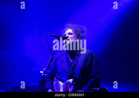 Newport, Isle Of Wight, UK. 10h September 2016. Robert Smith von The Cure führt am Tag 2 der Bestival 2016 um Robin Hill Country Park am 10. September 2016 in Newport, Isle Of Wight. Bildnachweis: Michael Jamison/Alamy Live-Nachrichten Stockfoto