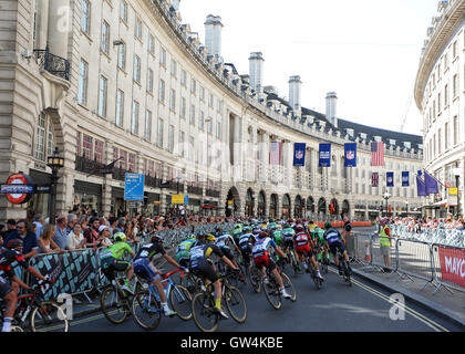 London, UK. 11. September 2016. Tour of Britain, Radfahren, Stufe 8. Der Londoner Bühne Veredelung. Reiter machen ihre umgekehrt Regent Street Credit: Action Plus Sport/Alamy Live News Stockfoto