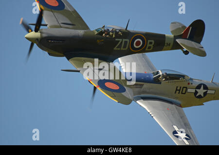 Spitfire und P-51 Mustang Paar am Goodwood Revival fliegen Stockfoto