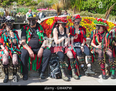 Swanage, Dorset, UK, 11. September 2016. Menschenmassen strömen in den zweiten Tag der Swanage Folk Festival auf einem herrlich warmen sonnigen Tag der Tanzgruppen und Musik entlang der Küste zu sehen. Morris Dancers, Mitglieder von Foxs Morris Dancers haben einen Rest Credit: Carolyn Jenkins/Alamy leben Nachrichten Stockfoto