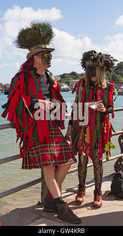 Swanage, Dorset, UK, 11. September 2016. Menschenmassen strömen in den zweiten Tag der Swanage Folk Festival auf einem herrlich warmen sonnigen Tag der Tanzgruppen und Musik entlang der Küste zu sehen. Morris Dancers, Mitglieder von Foxs Morris Dancers haben einen Rest. Credit: Carolyn Jenkins/Alamy leben Nachrichten Stockfoto