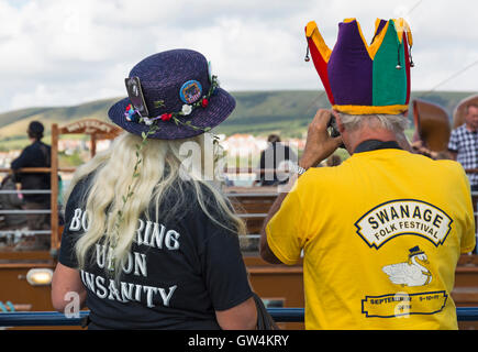 Swanage, Dorset, UK 11. September 2016. Menschenmassen strömen auf den zweiten Tag des Swanage Folk Festival auf einem herrlich warmen sonnigen Tag, Tanzgruppen und Musik entlang der Küste zu sehen.  Bildnachweis: Carolyn Jenkins/Alamy Live-Nachrichten Stockfoto