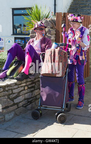 Swanage, Dorset, UK, 11. September 2016. Menschenmassen strömen in den zweiten Tag der Swanage Folk Festival auf einem herrlich warmen sonnigen Tag der Tanzgruppen und Musik entlang der Küste zu sehen. Morris Dancers, Mitglieder der Guith Morris haben einen Rest. Credit: Carolyn Jenkins/Alamy leben Nachrichten Stockfoto