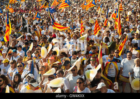 Massive Demonstration im Zentrum von Barcelona für die Unabhängigkeit Kataloniens vom spanischen Staat. Stockfoto