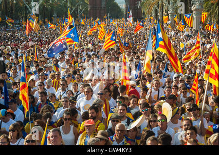 Massive Demonstration im Zentrum von Barcelona für die Unabhängigkeit Kataloniens vom spanischen Staat. Stockfoto