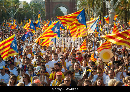 Massive Demonstration im Zentrum von Barcelona für die Unabhängigkeit Kataloniens vom spanischen Staat. Stockfoto