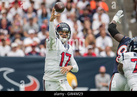 Houston, Texas, USA. 11. September 2016. Houston Texans Quarterback Brock Osweiler (17) geht der Ball im 1. Quartal ein NFL-Spiel zwischen den Houston Texans und die Chicago Bears im NRG-Stadion in Houston, TX am 11. September 2016. Bildnachweis: Trask Smith/ZUMA Draht/Alamy Live-Nachrichten Stockfoto