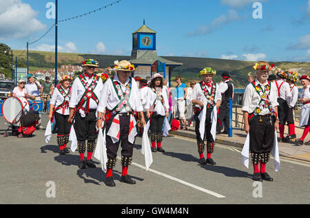 Swanage, Dorset, UK, 11. September 2016. Menschenmassen strömen in den zweiten Tag der Swanage Folk Festival auf einem herrlich warmen sonnigen Tag der Tanzgruppen und Musik entlang der Küste zu sehen. Morris Dancers Merrydowners Morris durchführen. Credit: Carolyn Jenkins/Alamy leben Nachrichten Stockfoto