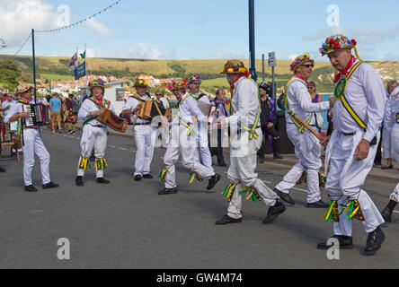 Swanage, Dorset, UK, 11. September 2016. Menschenmassen strömen in den zweiten Tag der Swanage Folk Festival auf einem herrlich warmen sonnigen Tag der Tanzgruppen und Musik entlang der Küste zu sehen. Morris Dancers Kingston Morris Seite führen Sie an der Promenade. Credit: Carolyn Jenkins/Alamy leben Nachrichten Stockfoto