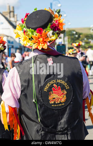 Swanage, Dorset, UK, 11. September 2016. Menschenmassen strömen in den zweiten Tag der Swanage Folk Festival auf einem herrlich warmen sonnigen Tag der Tanzgruppen und Musik entlang der Küste zu sehen. Morris Dancers, Phoenix Morris durchführen. Credit: Carolyn Jenkins/Alamy leben Nachrichten Stockfoto