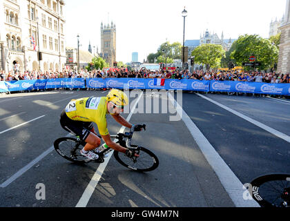 London, UK. 11. September 2016. Tour of Britain, Radfahren, Stufe 8. Der Londoner Bühne Veredelung. Steve Cummings von Dimension Data Team macht seine umgekehrt dem Whitehall Hair Pin Biegung, mit Westminster im Hintergrund Credit: Action Plus Sport/Alamy Live News Stockfoto