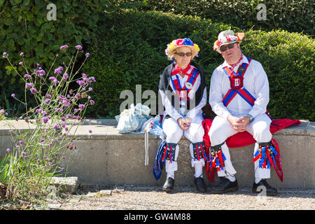 Swanage, Dorset, UK 11. September 2016. Menschenmassen strömen auf den zweiten Tag des Swanage Folk Festival auf einem herrlich warmen sonnigen Tag, Tanzgruppen und Musik entlang der Küste zu sehen. Paar Wickham Morris Tänzer haben einen Rest Credit: Carolyn Jenkins/Alamy Live News Stockfoto