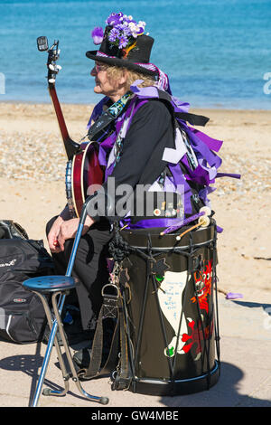 Swanage, Dorset, UK 11. September 2016. Menschenmassen strömen auf den zweiten Tag des Swanage Folk Festival auf einem herrlich warmen sonnigen Tag, Tanzgruppen und Musik entlang der Küste zu sehen. Anonyme Morris Tänzer nimmt eine Auszeit Credit: Carolyn Jenkins/Alamy Live News Stockfoto