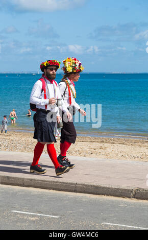 Swanage, Dorset, UK, 11. September 2016. Menschenmassen strömen in den zweiten Tag der Swanage Folk Festival auf einem herrlich warmen sonnigen Tag der Tanzgruppen und Musik entlang der Küste zu sehen. Paar Basingclog Morris Dancers machen Sie einen Spaziergang entlang der Strandpromenade Credit: Carolyn Jenkins/Alamy leben Nachrichten Stockfoto