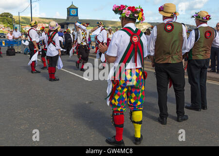 Swanage, Dorset, UK, 11. September 2016. Menschenmassen strömen in den zweiten Tag der Swanage Folk Festival auf einem herrlich warmen sonnigen Tag der Tanzgruppen und Musik entlang der Küste zu sehen. Morris Dancers Merrydowners Morris durchführen. Credit: Carolyn Jenkins/Alamy leben Nachrichten Stockfoto