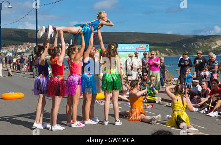 Swanage, Dorset, Großbritannien. 11. September 2016. Menschenmassen strömen in den zweiten Tag der Swanage Folk Festival auf einem herrlich warmen sonnigen Tag der Tanzgruppen und Musik entlang der Küste zu sehen. Jugendliche von Horizon Volkshochschule Tänzer die Massen mit ihr tanzen unterhalten. Credit: Carolyn Jenkins/Alamy leben Nachrichten Stockfoto