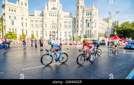 Madrid, Spanien. 11. September 2016. Radfahrer fahren während der 21. Etappe des Radrennen "La Vuelta a España" (Spanien-Rundfahrt) zwischen Las Rozas und Madrid am 11. September 2016 in Madrid, Spanien. Bildnachweis: David Gato/Alamy Live-Nachrichten Stockfoto