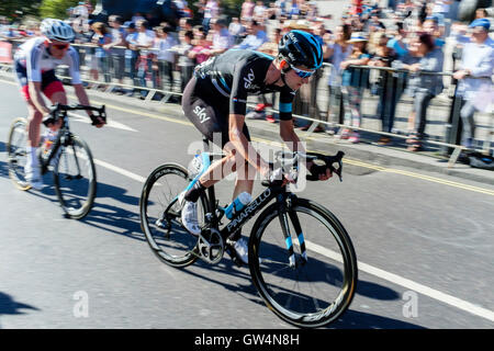 Team Sky Rider Wout Poels konkurrieren im 2016. Tour der britischen Zyklus Rennen Endstufe, London, UK. Stockfoto