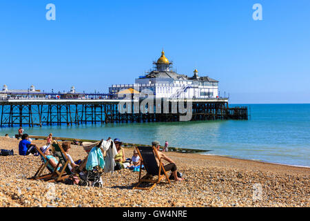 Eastbourne, East Sussex, UK. 11. September 2016. Menschen genießen den herrlichen Sonnenschein am Strand von Eastbourne, was ist wahrscheinlich eines der letzten heißen und sonnigen Wochenenden des Jahres. Bildnachweis: Imageplotter und Sport/Alamy Live Nachrichten Stockfoto