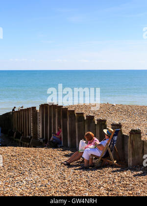 Eastbourne, East Sussex, UK. 11. September 2016. Menschen genießen den herrlichen Sonnenschein am Strand von Eastbourne, was ist wahrscheinlich eines der letzten heißen und sonnigen Wochenenden des Jahres. Bildnachweis: Imageplotter und Sport/Alamy Live Nachrichten Stockfoto