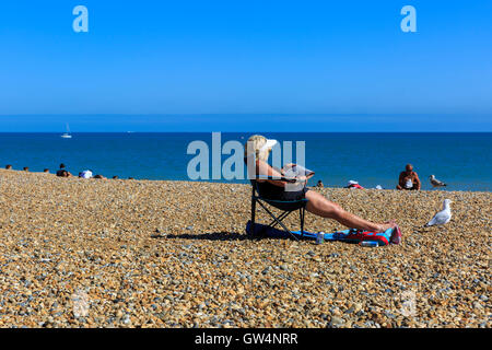 Eastbourne, East Sussex, UK. 11. September 2016. Menschen genießen den herrlichen Sonnenschein am Strand von Eastbourne, was ist wahrscheinlich eines der letzten heißen und sonnigen Wochenenden des Jahres. Bildnachweis: Imageplotter und Sport/Alamy Live Nachrichten Stockfoto