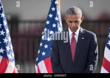 US-Präsident Barack Obama senkt seinen Kopf in einem Moment der Stille bei einer Gedenkveranstaltung anlässlich des 15. Jahrestages des 9/11 Terroranschläge im Pentagon 11. September 2016 in Arlington, Virginia. Stockfoto